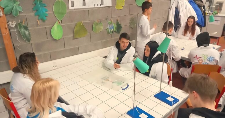 žáci v laboratoři